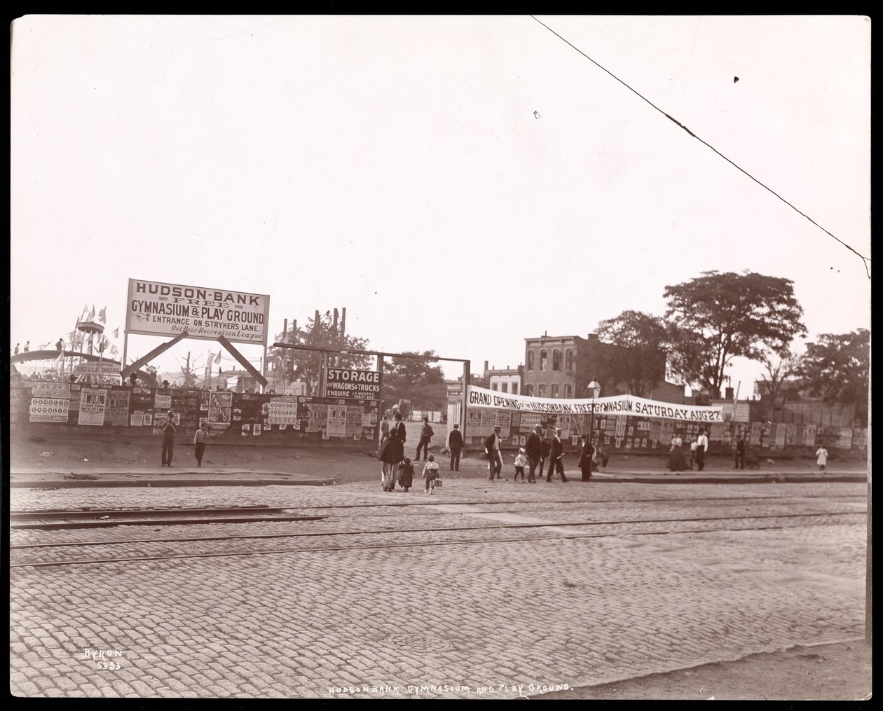 Plac zabaw i gimnazjum Hudson Bank, 53rd Street i 11th Avenue, Nowy Jork, 1898 (srebrny odbitka żelatynowa) autorstwa Byron Company