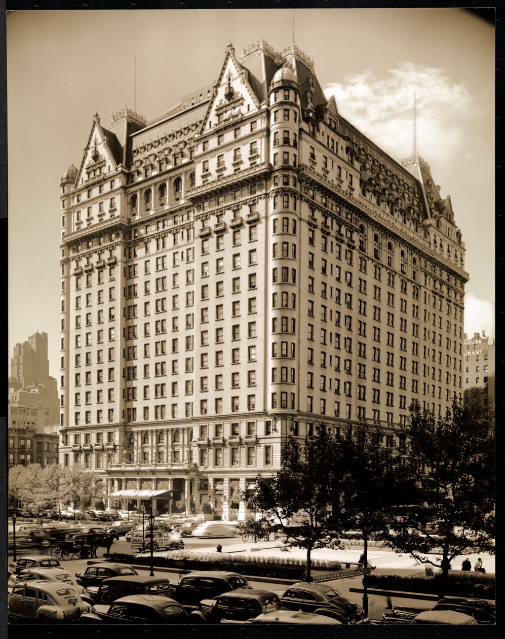 The Plaza Hotel, 5th Avenue i 59th Street, Nowy Jork, ok.1937 (srebrny odbitka żelatynowa) autorstwa Byron Company