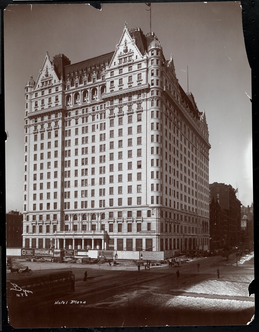 Hotel Plaza w budowie, 5th Avenue i 59th Street, Nowy Jork, ok. 1907 (odbitka żelatynowa) autorstwa Byron Company
