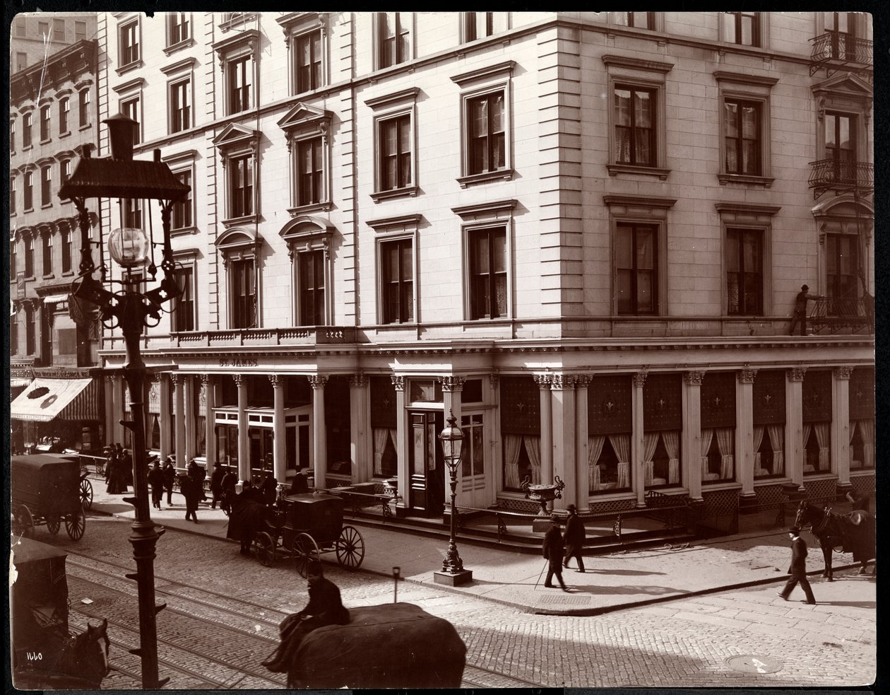Hotel St. James, północno-wschodni róg Broadwayu i 26. lub 27. ulicy, Nowy Jork, 1896 (odbitka żelatynowa) autorstwa Byron Company