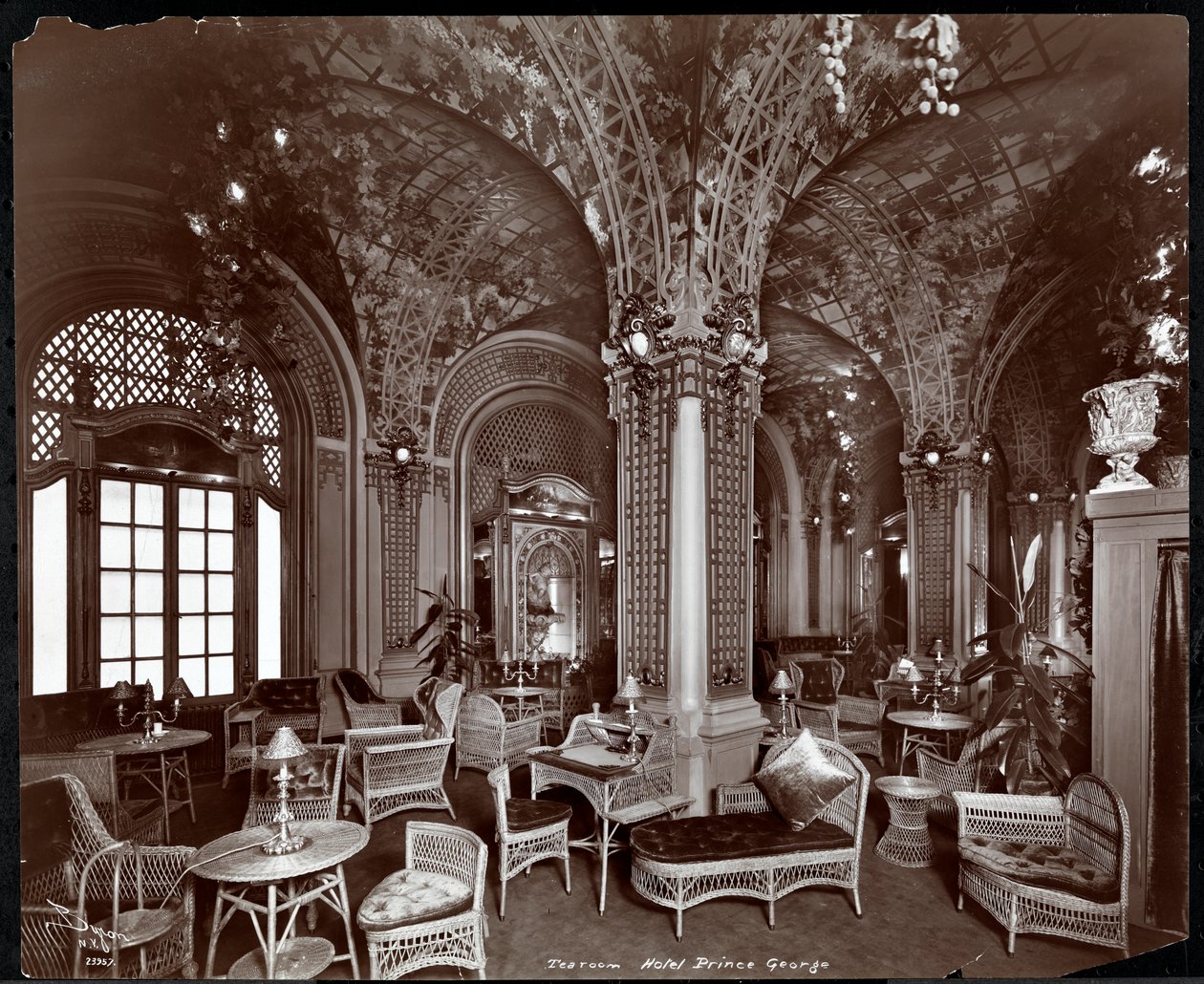 Herbaciarnia w hotelu Prince George, 1907 (srebrny odbitka żelatynowa) autorstwa Byron Company