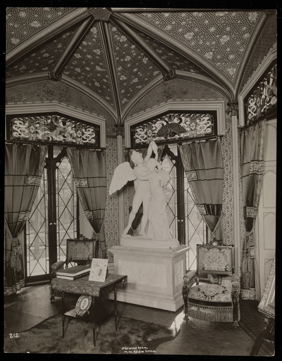 Salon posiadłości Helen Gould (późniejsza rezydencja Jaya Goulda) w Tarrytown, Nowy Jork, 1893-94 (srebrny odbitka żelatynowa) autorstwa Byron Company