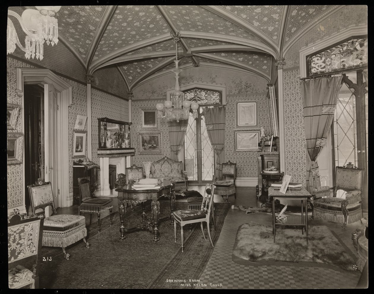 Salon posiadłości Helen Gould (późniejsza rezydencja Jaya Goulda) w Tarrytown, Nowy Jork, 1893-94 (srebrny odbitka żelatynowa) autorstwa Byron Company