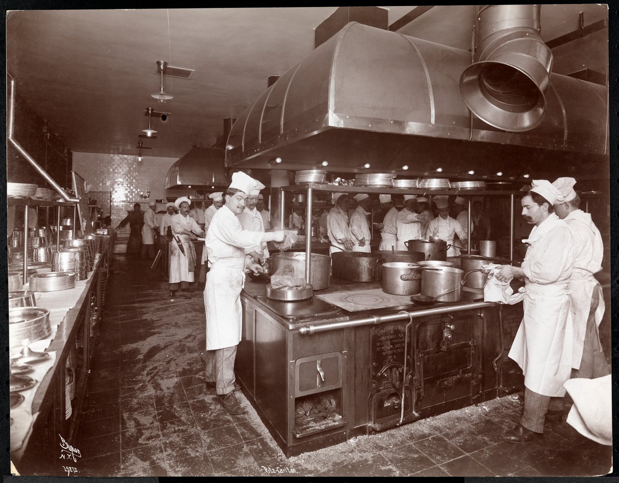 Kuchnia w hotelu Ritz-Carlton, ok. 1910-11 (srebrny odbitka żelatynowa) autorstwa Byron Company