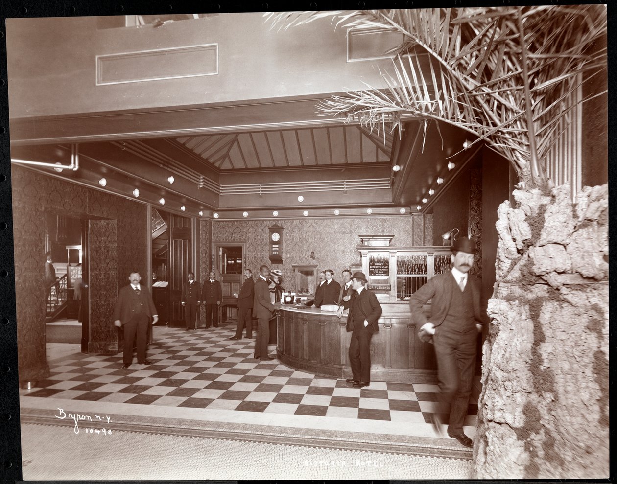 Lobby i recepcja w Hotelu Victoria, 1900 lub 1901 (srebrny odbitka żelatynowa) autorstwa Byron Company