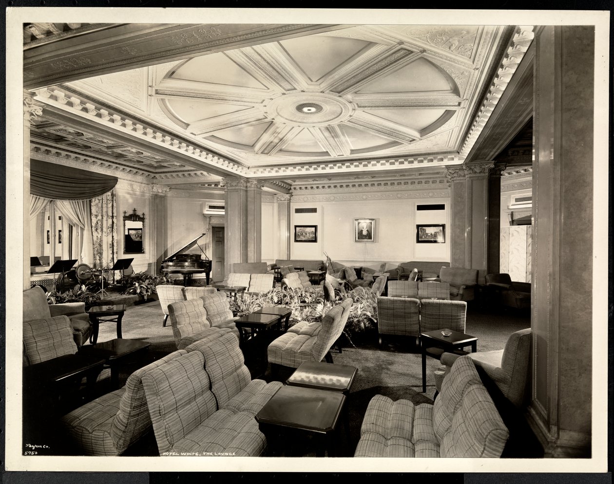 Salon, patrząc na wschód, na Hotel White, 37th Street i Lexington, Nowy Jork, 8 marca 1937 (srebrny odbitka żelatynowa) autorstwa Byron Company