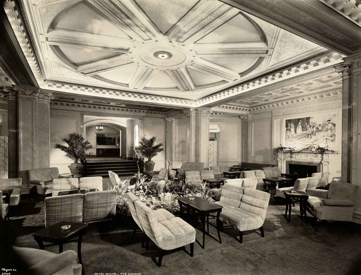 Salon, wychodzący na południowy zachód na Hotel White, 37th Street i Lexington Avenue, Nowy Jork, 1937 (srebrny odbitka żelatynowa) autorstwa Byron Company