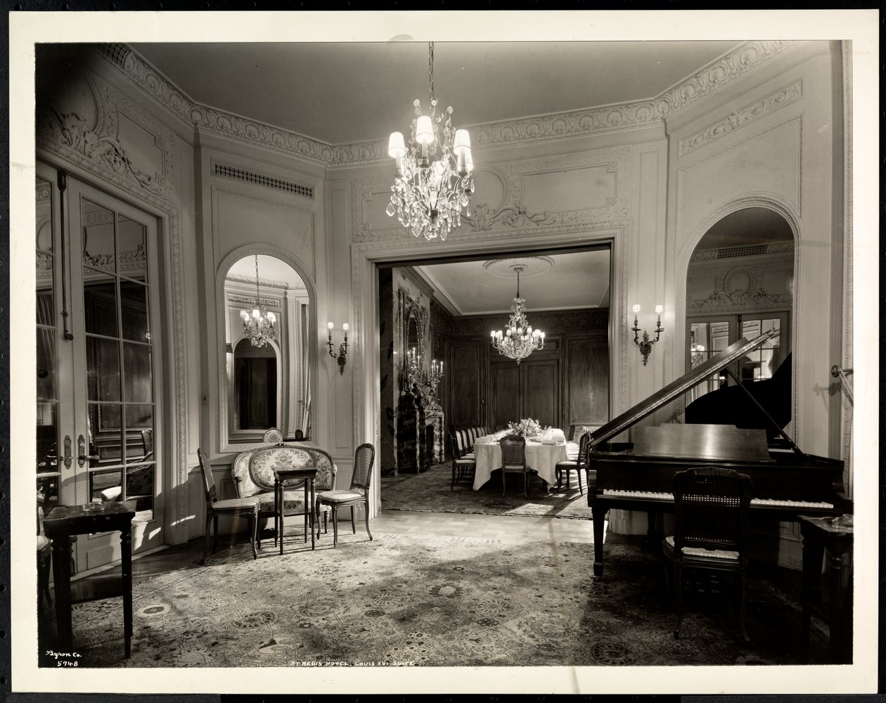 Sala muzyczna Apartamentu Ludwika XVI w Hotelu St. Regis, 1937 (srebrny odbitka żelatynowa) autorstwa Byron Company