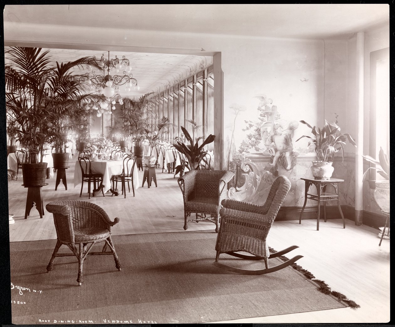 Jadalnia na dachu hotelu Vendome, 1903 (srebrny odbitka żelatynowa) autorstwa Byron Company