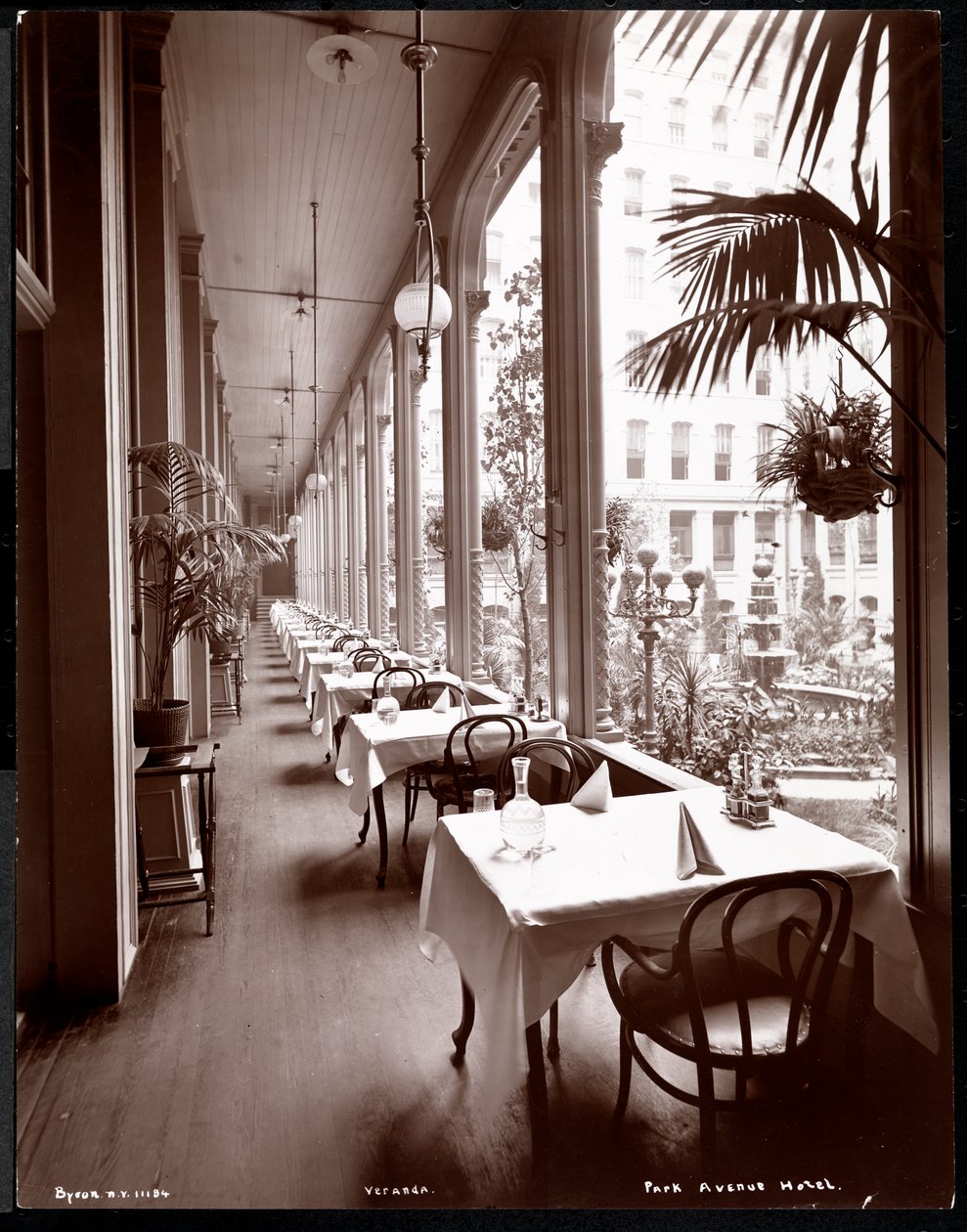 Weranda w hotelu Park Avenue, 1901 lub 1902 (odbitka żelatynowa) autorstwa Byron Company