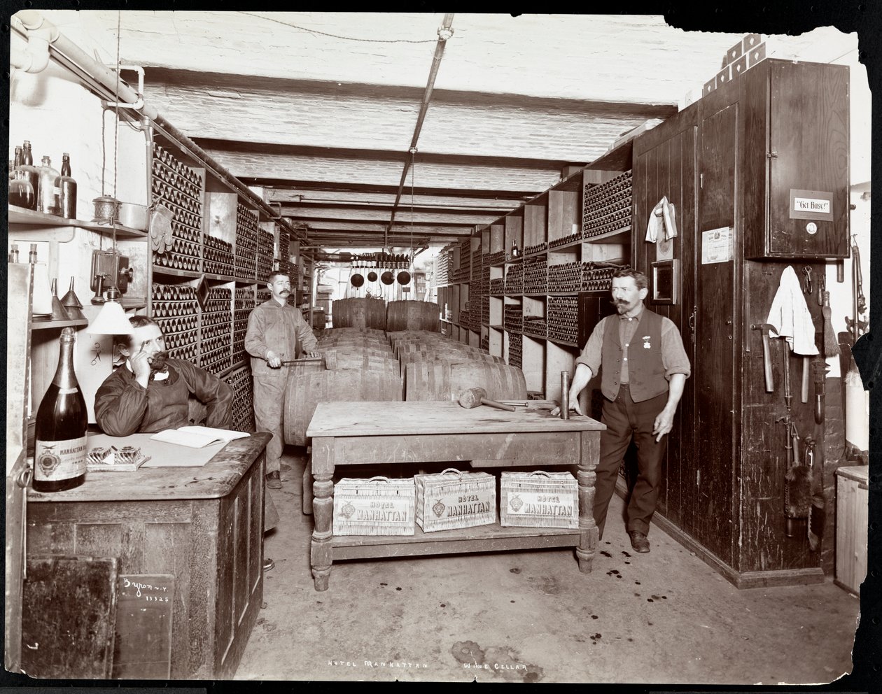 Piwnica win Hotelu Manhattan, 1902 (srebrny odbitka żelatynowa) autorstwa Byron Company