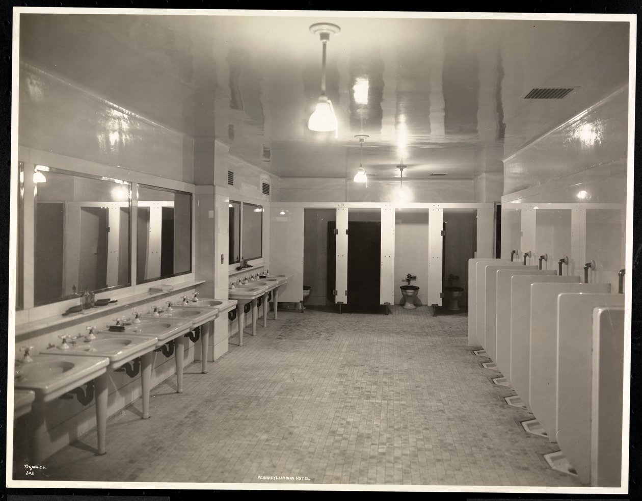 Toalety w hotelu Pennsylvania, 1918 (srebrny odbitka żelatynowa) autorstwa Byron Company