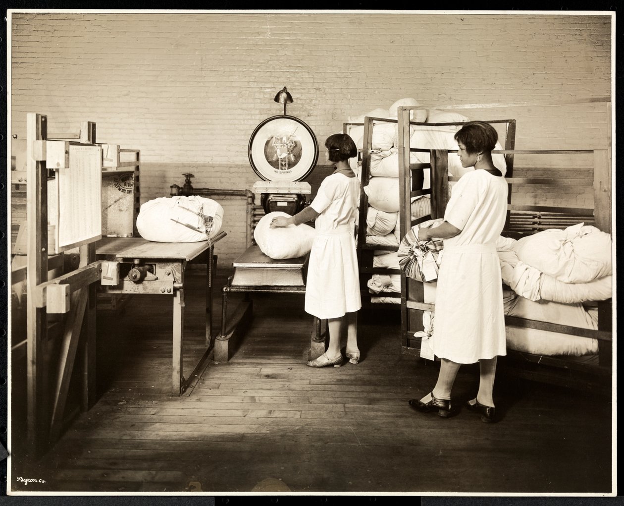 Dwie Afroamerykanki ważące worki z praniem w pralni Carolyn Laundry przy 111 East 128th Street, East Harlem, Nowy Jork, 1928 (odbitka żelatynowa) autorstwa Byron Company