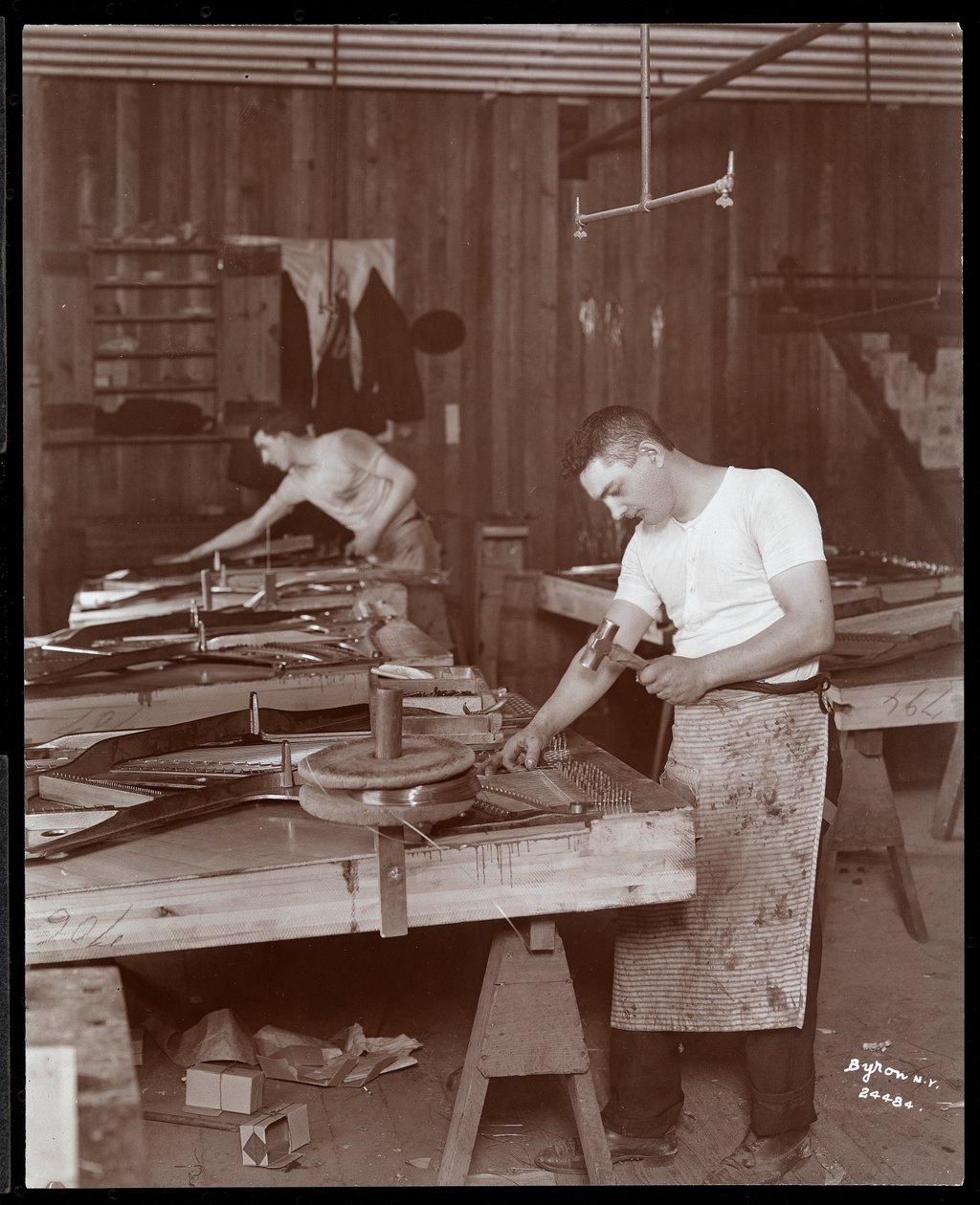 Dwaj mężczyźni pracujący w fabryce Harrington Piano Co., 1907 (odbitka żelatynowa) autorstwa Byron Company