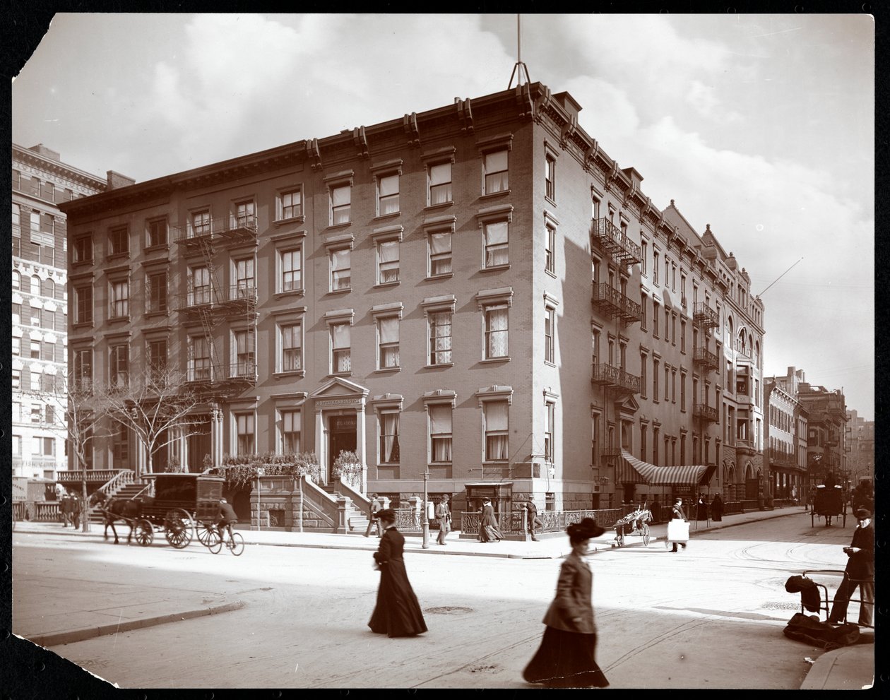 Widok hotelu Kensington przy Fifth Avenue, niedaleko Washington Square, Nowy Jork, 1904 (srebrny odbitka żelatynowa) autorstwa Byron Company