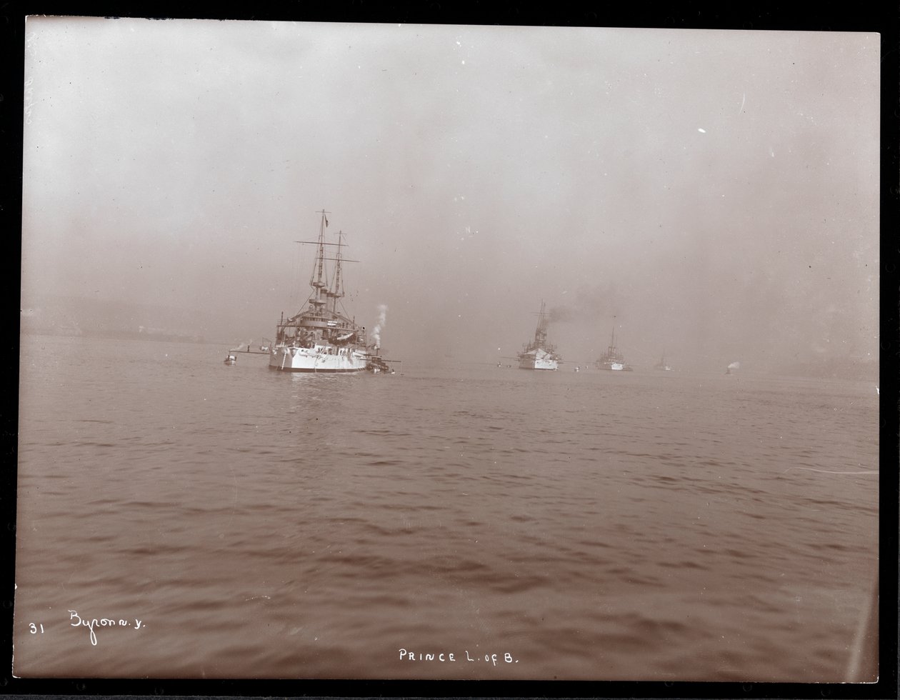Widok karawany amerykańskich okrętów wojennych na rzece Hudson we mgle podczas wizyty księcia Ludwika Battenberga, 1905 (odbitka żelatynowa) autorstwa Byron Company