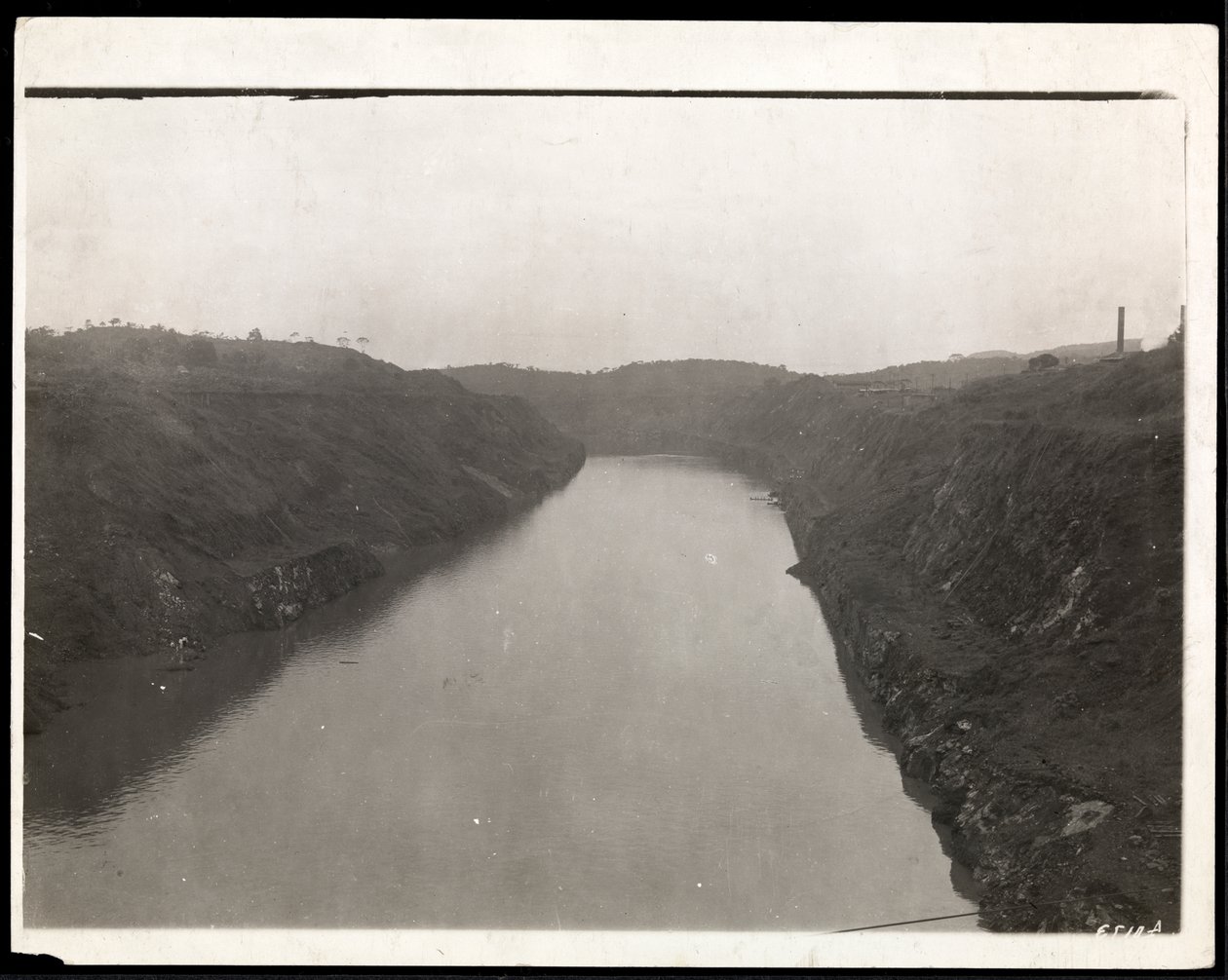Widok świeżo wykopanego fragmentu Kanału Panamskiego w trakcie budowy, 1912 lub 1913 (srebrny odbitka żelatynowa) autorstwa Byron Company