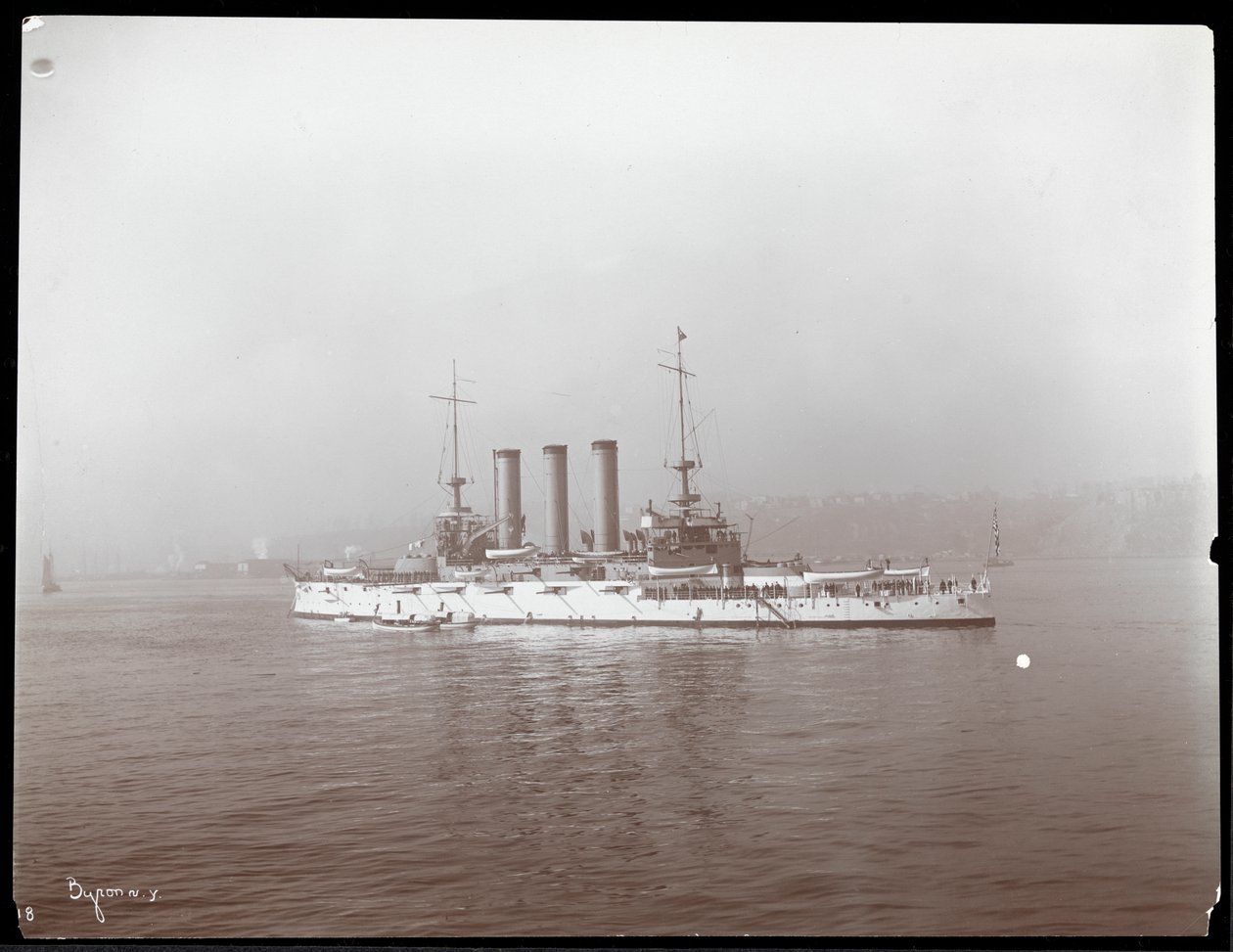 Widok okrętu wojskowego, przypuszczalnie na rzece Hudson w pobliżu West Point podczas wizyty księcia Ludwika Battenberg, 1905 (srebrny odbitka żelatynowa) autorstwa Byron Company