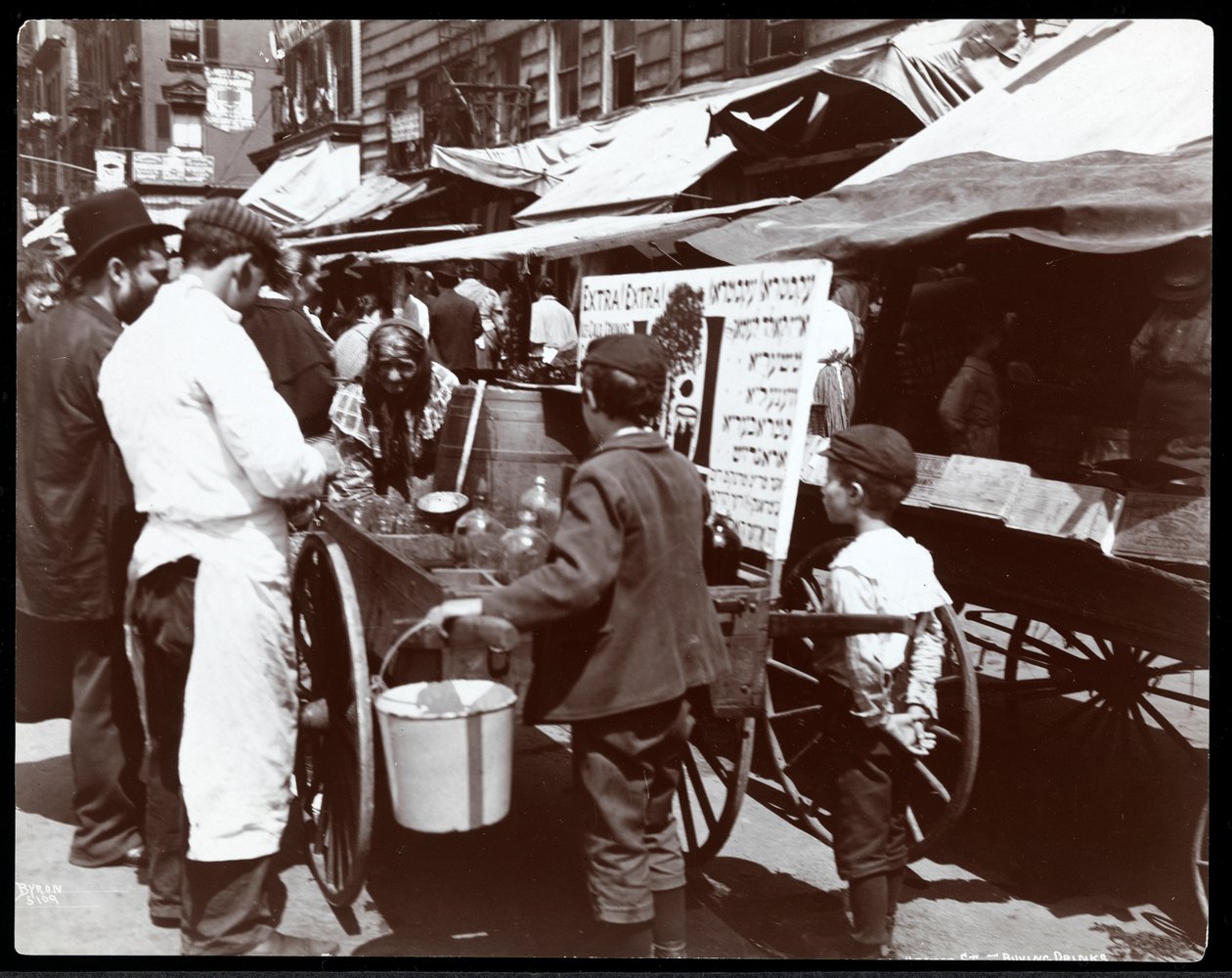 Widok dzieci kupujących napoje u handlarza na Hester Street, Nowy Jork, 1898 (srebrny odbitka żelatynowa) autorstwa Byron Company