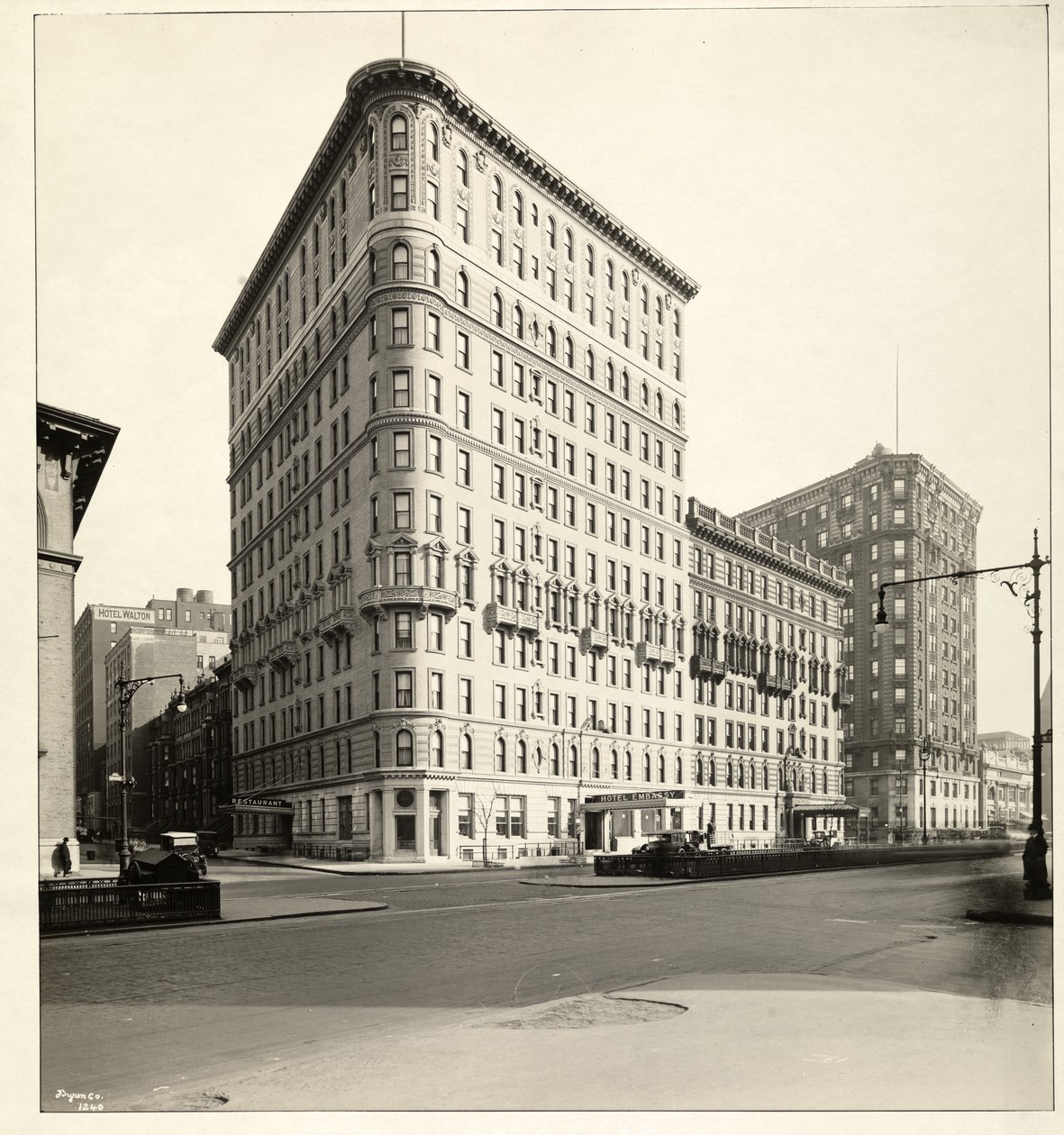 Widok hotelu Embassy na Broadwayu i 70th Street, Nowy Jork, 1921 (srebrny odbitka żelatynowa) autorstwa Byron Company