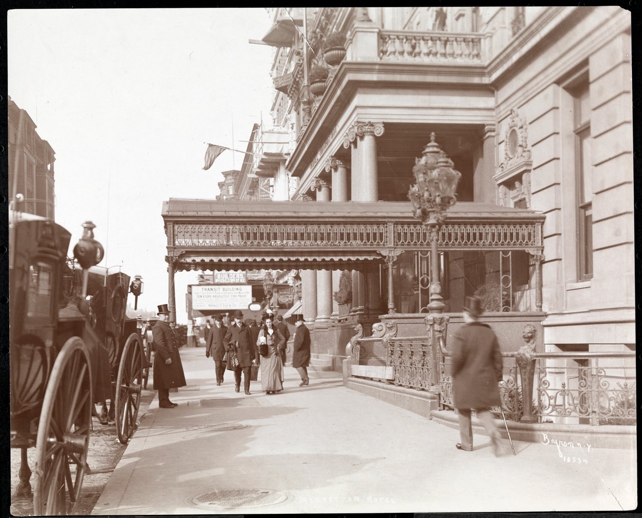 Widok hotelu Manhattan przy 42nd Street i Madison Avenue, Nowy Jork, 1900 lub 1901 (srebrny odbitka żelatynowa) autorstwa Byron Company