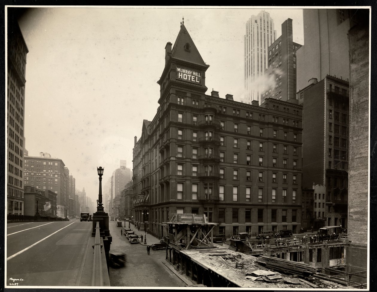 Widok na Murray Hill Hotel, Park Avenue i 40th Street, Nowy Jork, z wiaduktu Park Avenue, 1931 (srebrny odbitka żelatynowa) autorstwa Byron Company