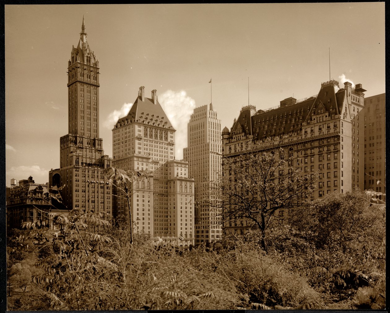 Widok hotelu Savoy Plaza, 59th Street i Fifth Avenue, Nowy Jork, ok. 1937 (srebrny odbitka żelatynowa) autorstwa Byron Company