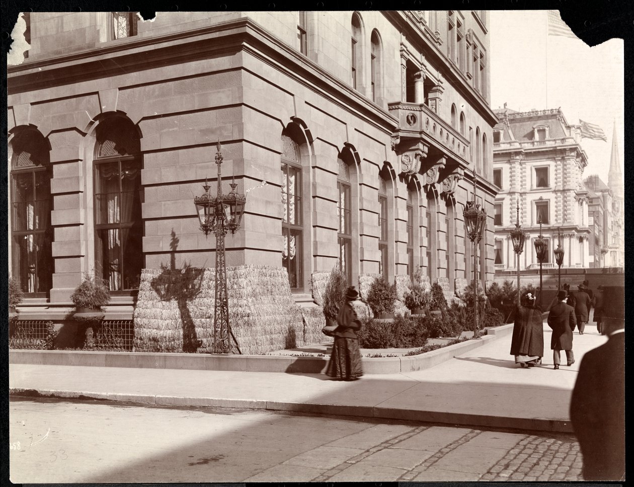 Widok na Waldorf Astoria Hotel i rezydencję J. J. Astora przy Piątej Alei przy 33 i 34 ulicy, Nowy Jork, 1895 (srebrny odbitka żelatynowa) autorstwa Byron Company