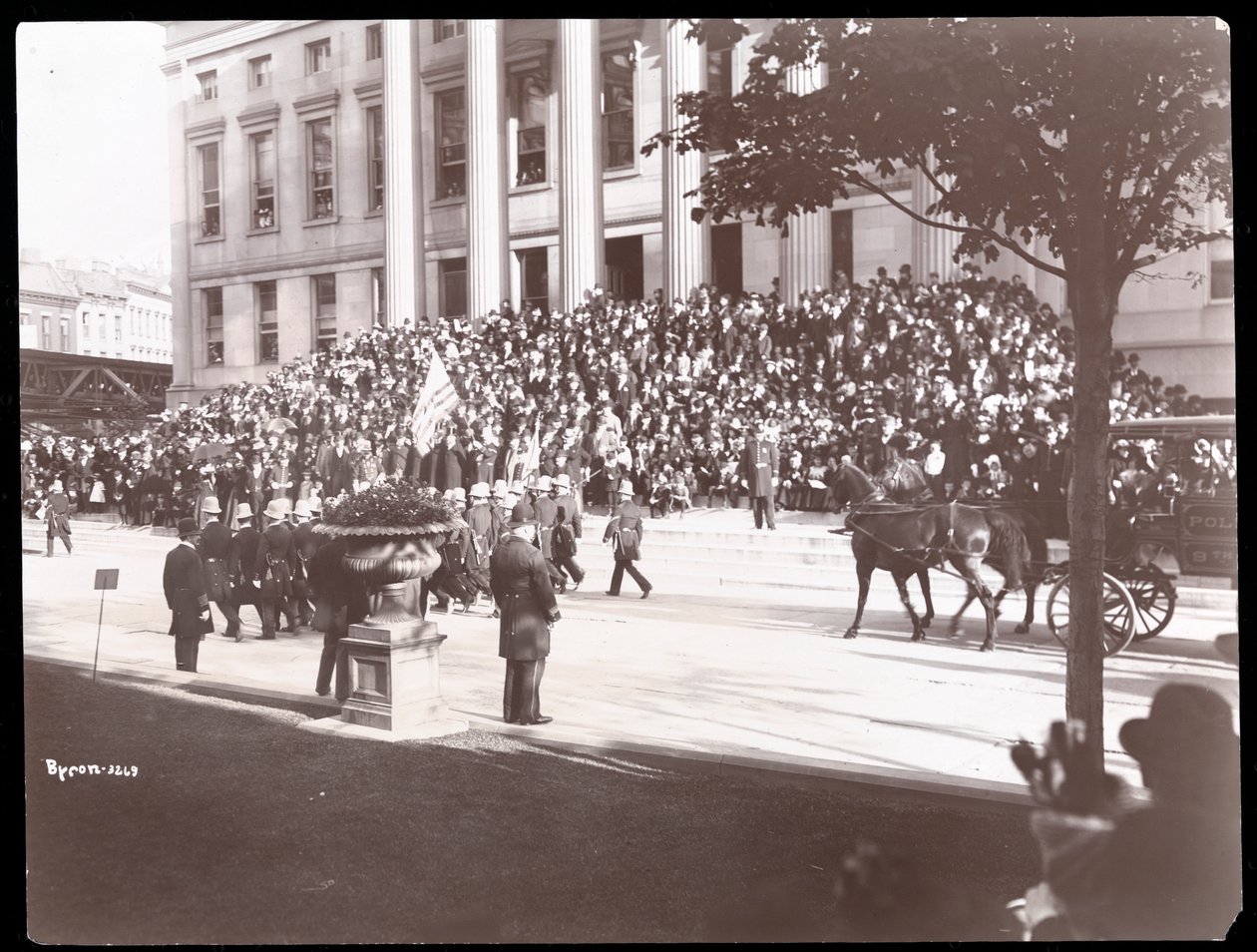 Widok tłumu na schodach Brooklyn Borough Hall podczas Brooklyn Police Parade, 1897 (srebrny odbitka żelatynowa) autorstwa Byron Company