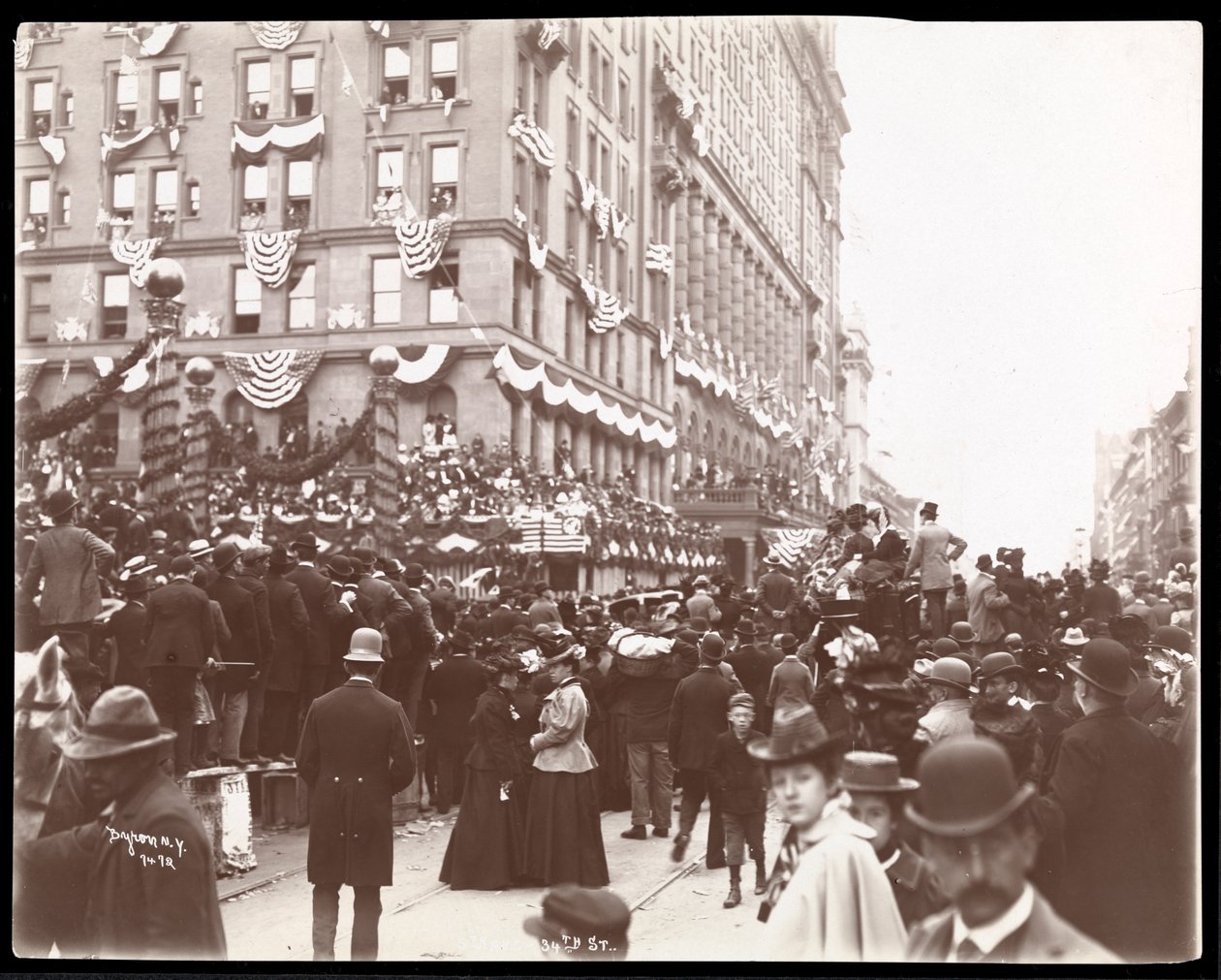Widok tłumów w pobliżu hotelu Waldorf Astoria przy 34th Street podczas Dewey Parade na Fifth Avenue, Nowy Jork, 1899 (srebrny odbitka żelatynowa) autorstwa Byron Company