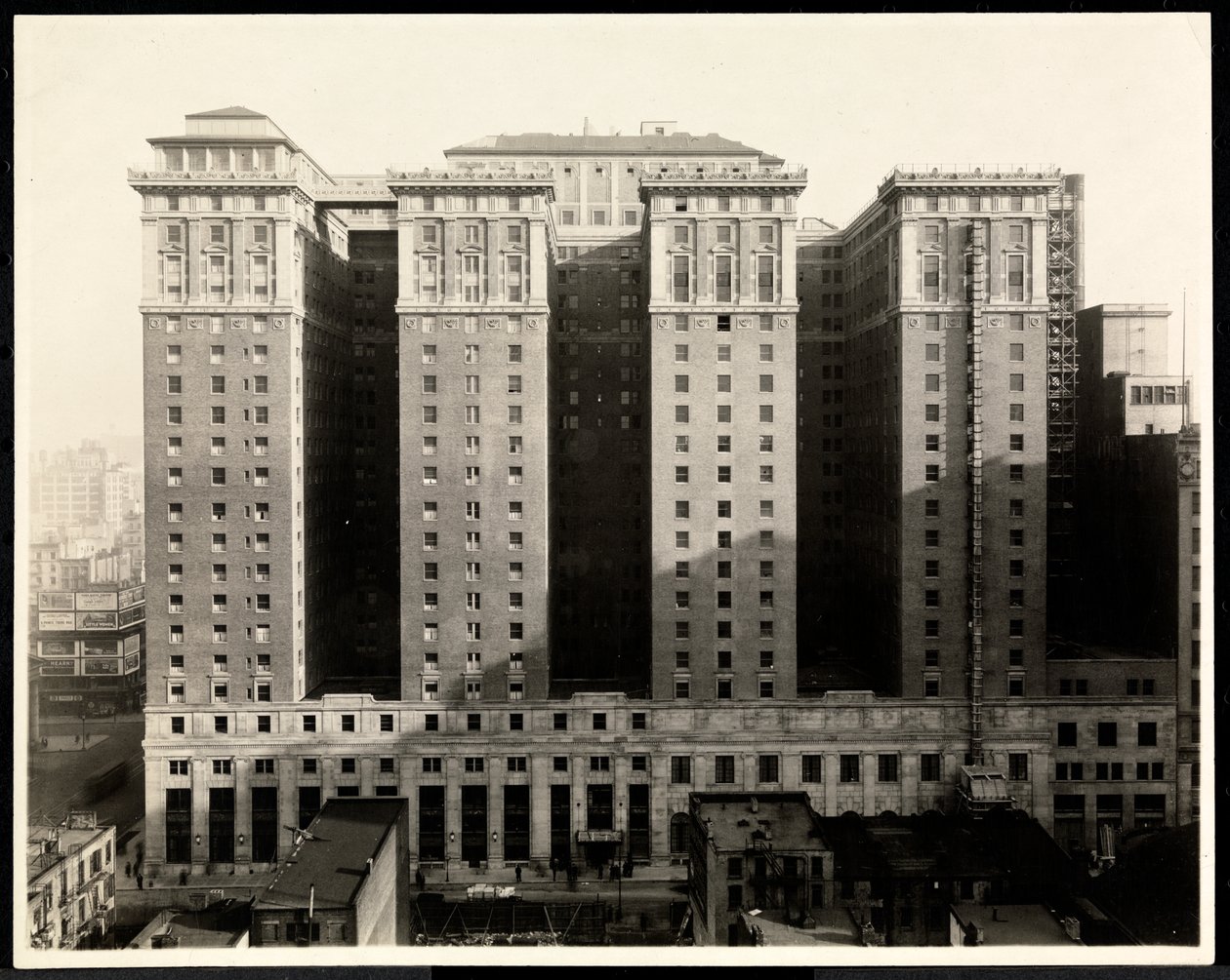 Widok na południową stronę Hotelu Pennsylvania, 7. Aleja i 32. Ulica, Nowy Jork, 1919 (odbitka żelatynowa) autorstwa Byron Company