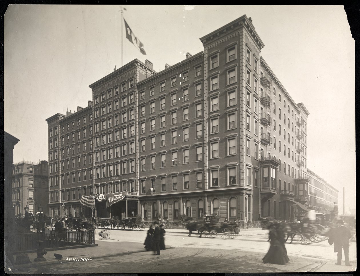 Windsor Hotel przy 5th Avenue od 46th do 47th Streets, Nowy Jork, 1898 (srebrny odbitka żelatynowa) autorstwa Byron Company