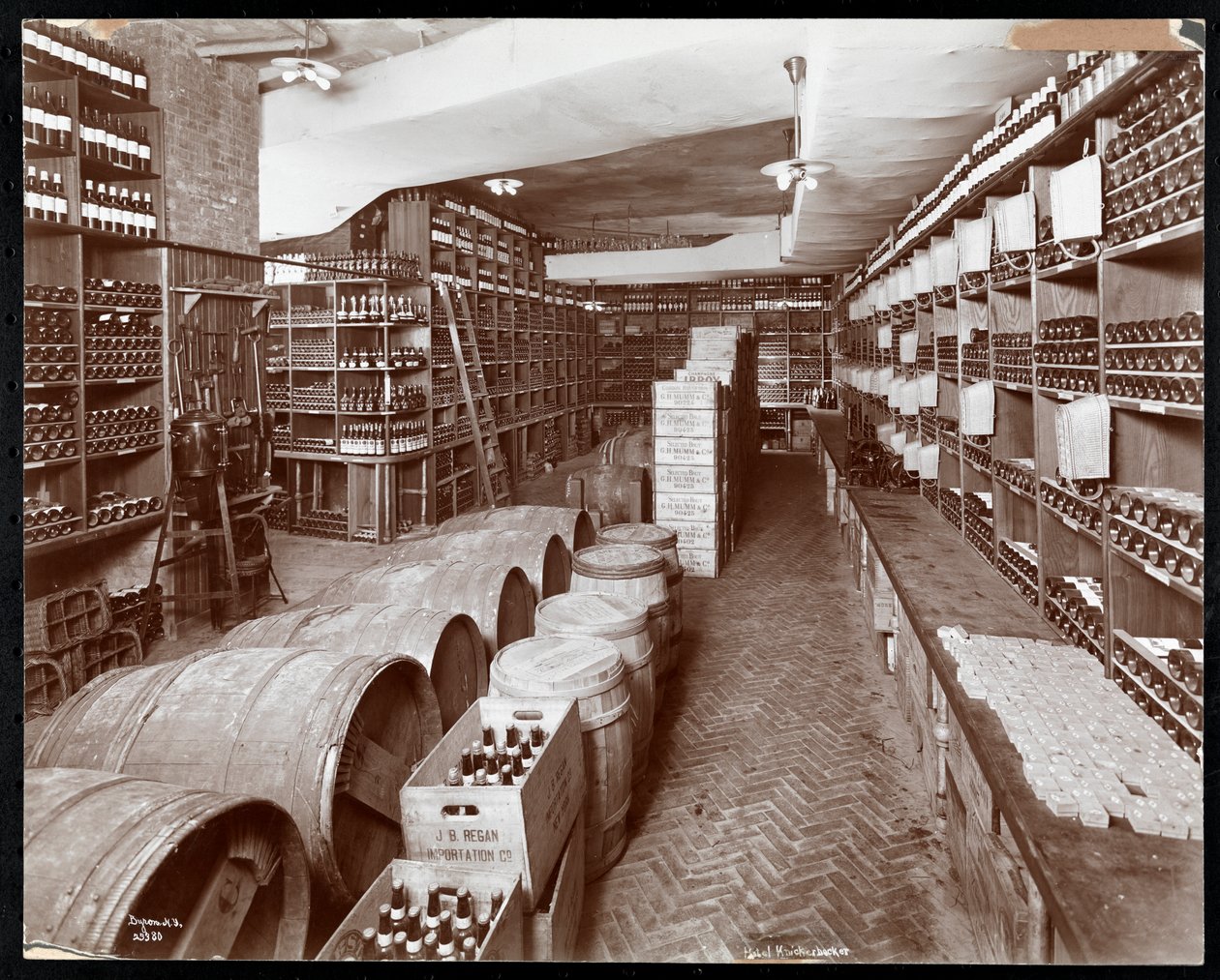 Piwnica z winami w hotelu Knickerbocker, 1906 (odbitka żelatynowa) autorstwa Byron Company