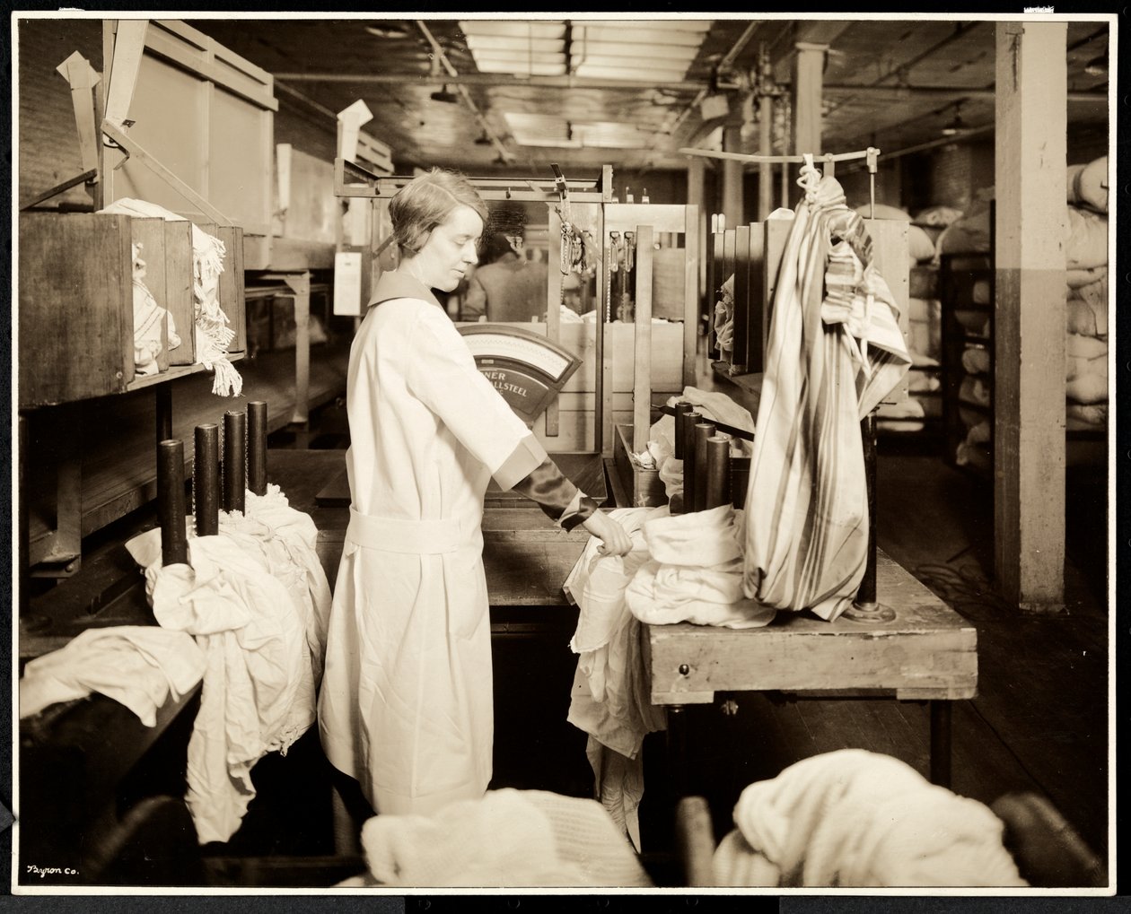 Kobiety znakujące torby z praniem w Carolyn Laundry przy 111 East 128th Street, East Harlem, Nowy Jork, 1928 (srebrny odcisk żelatynowy) autorstwa Byron Company