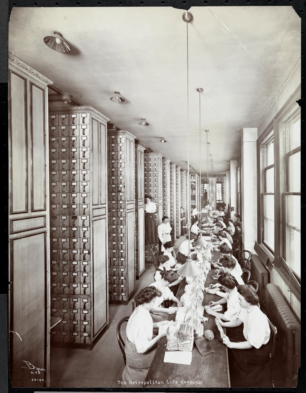 Kobiety pracujące w aktówce, pod męskim nadzorem, w Metropolitan Life Insurance Co. przy 23rd Street i Madison Avenue, 1907 (srebrny odbitka żelatynowa) autorstwa Byron Company