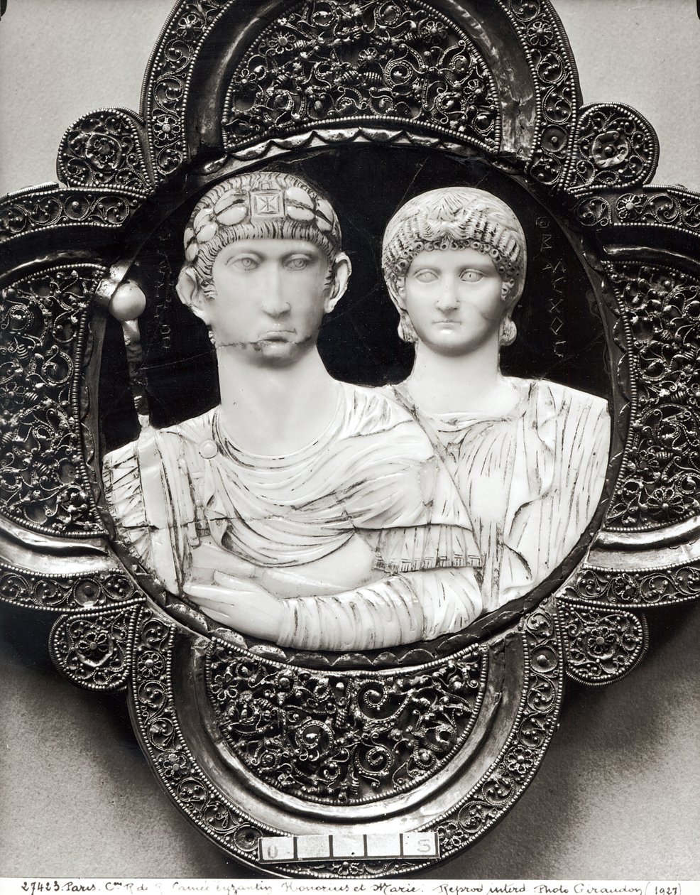 Kamea przedstawiająca cesarza Honoriusza (395-423) i jego żonę Marię (kość słoniowa i metal) (patrz także 189591) autorstwa Byzantine