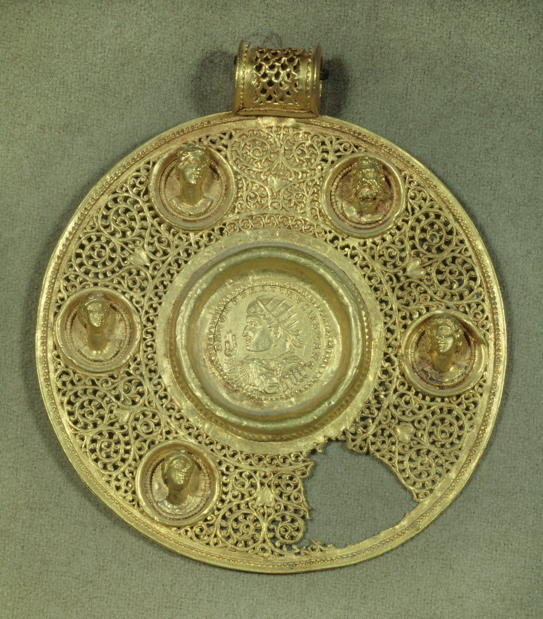 Złoty okrągły medalion: solidus Konstantyna I Wielkiego (270-337 r.) uderza w Sirmium w 321 r. n.e., w opusowej ramie międzyrasowej, ozdobiony 5 reliefowymi popiersiami. IV wiek naszej ery. Słońce 0,092 m Paryż, Musee du Louvre autorstwa Byzantine