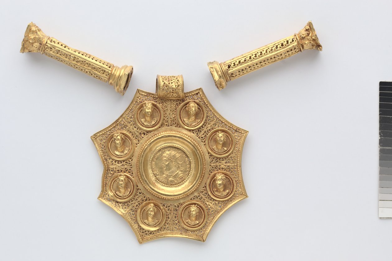 Ośmioboczna zawieszka i dwie przekładki w formie kolumn korynckich, 324-326 (złoto) autorstwa Byzantine