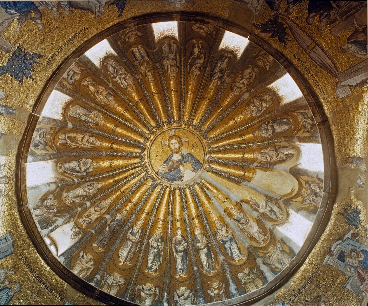 Turcja, Stambuł, Kościół św. Zbawiciela w Chora (Święty Zbawiciel w Chorze) (Kariye Camii). Południowa kopuła narteksu z Chrystusem pośrodku. Sztuka bizantyjska realizowana w latach 1315-1321. autorstwa Byzantine