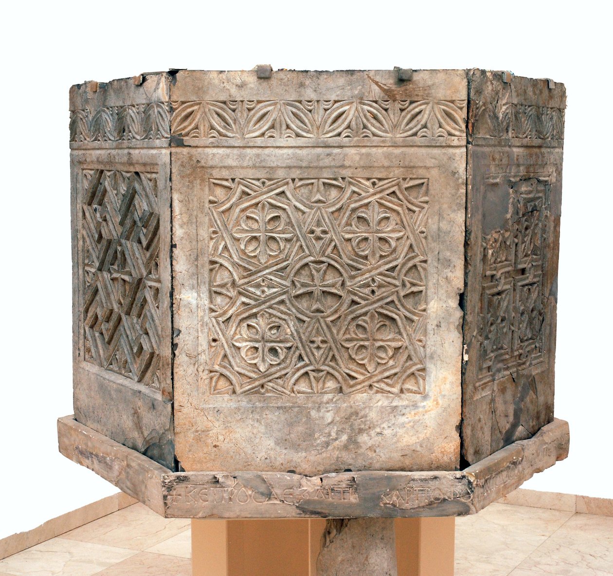 Ambona z bizantyjskiego kościoła św. Teodora, Beit Sila, Jerozolima, VI wne (kamień bitumiczny) autorstwa Byzantine Byzantine