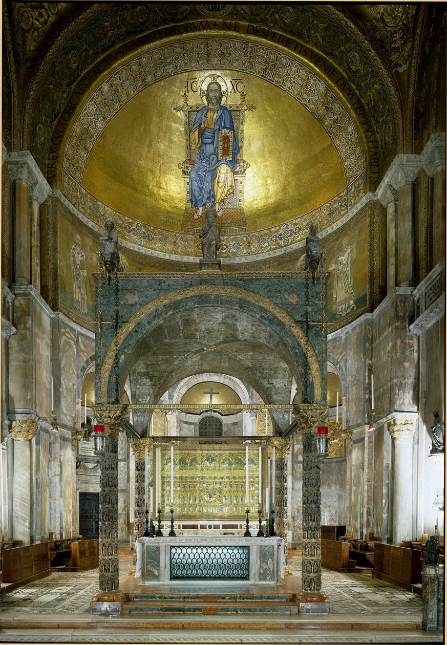 Architektura bizantyjska: prezbiterium. Ołtarz główny, cyborium z albastrowymi kolumnami (z V-XIII w.), kapitele (XII w.) i Pala d