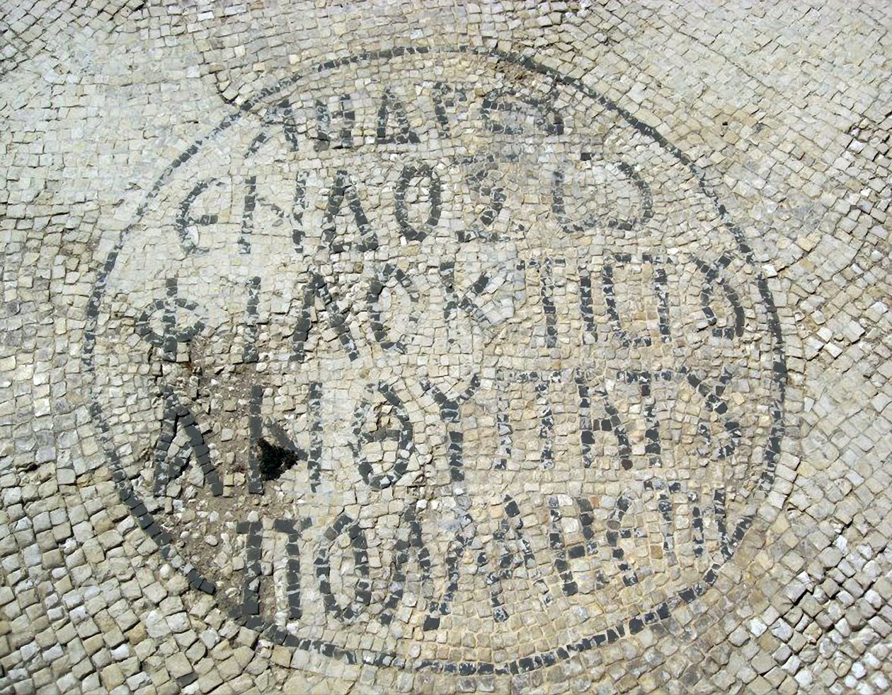 Grecki napis z bizantyjskiej mozaiki podłogowej w Cezarei w Izraelu (mozaika) autorstwa Byzantine Byzantine