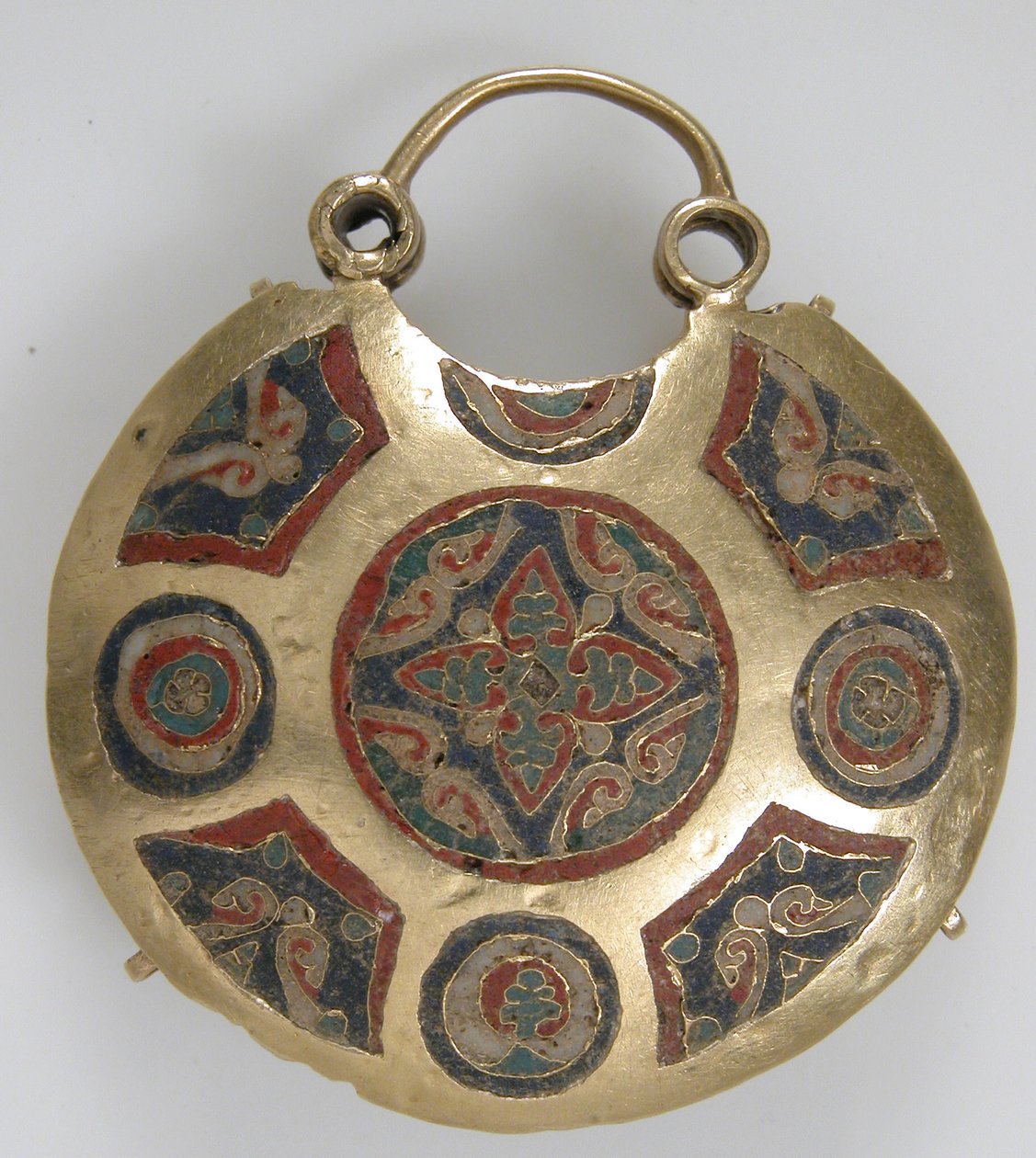 Świątynny wisiorek z dwoma ptakami otaczającymi drzewo życia (przód) oraz motywy geometryczne i roślinne (tył), Ruś Kijowska autorstwa Byzantine Byzantine