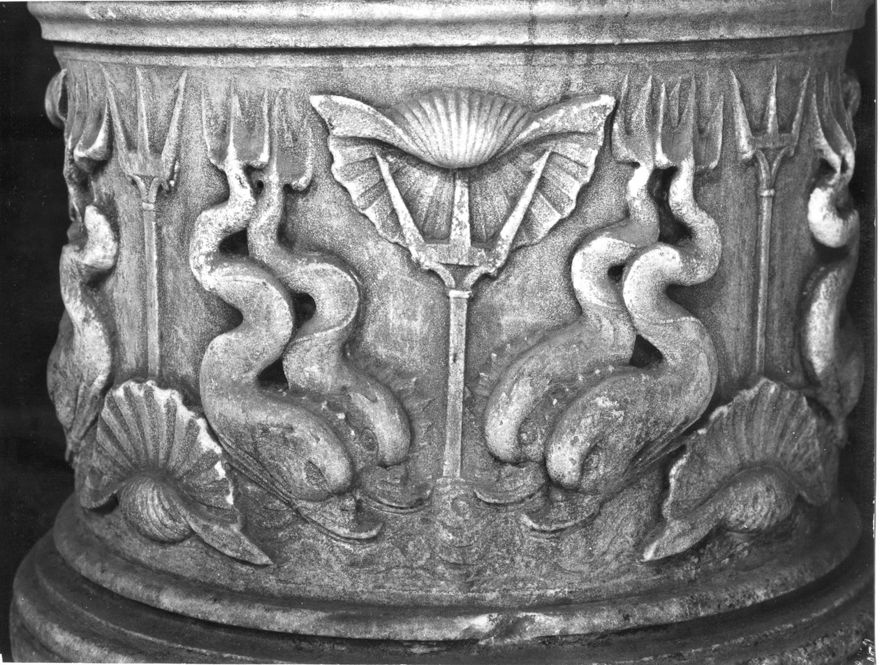 Podstawa Fontanny Wody Święconej, wyrzeźbiona z delfinami, bazylika San Marco autorstwa Byzantine School