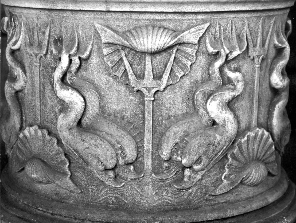 Podstawa Fontanny Wody Święconej, wyrzeźbiona z delfinami, bazylika San Marco autorstwa Byzantine School