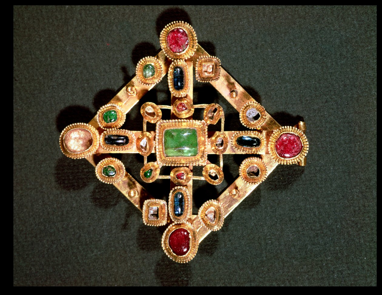 Broszka w formie krzyża greckiego (złoto i kamienie szlachetne) autorstwa Byzantine School