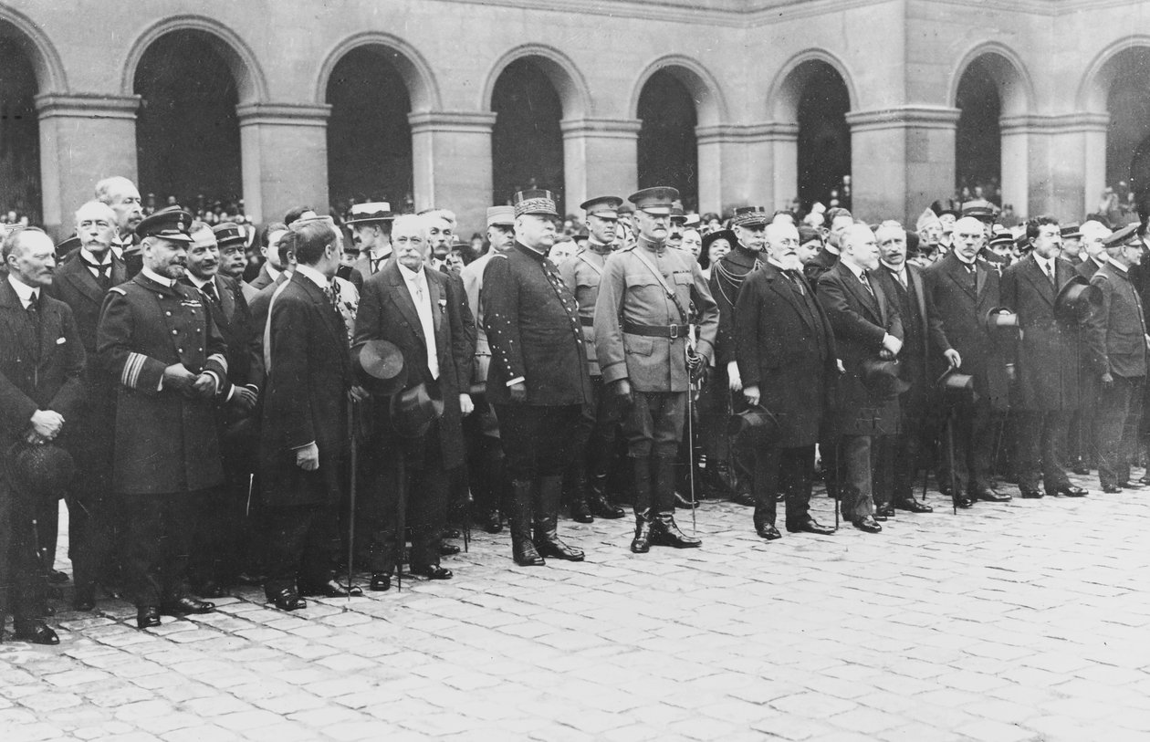 Marszałek Joffre, generał Pershing i prezydent Poincaré witający pierwszy kontyngent wojsk amerykańskich przybyłych do Francji, w Hôtel des Invalides, Paryż, 4 lipca 1917 r. autorstwa C. Chusseau Flaviens