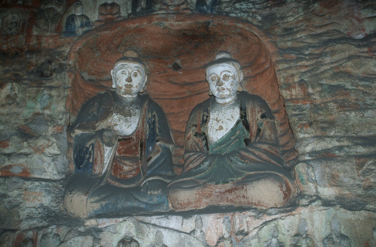 Chiny, prowincja Shanxi, posągi Buddy z piaskowca w grotach Yungang autorstwa J.B. and Brown J. Rowbotham