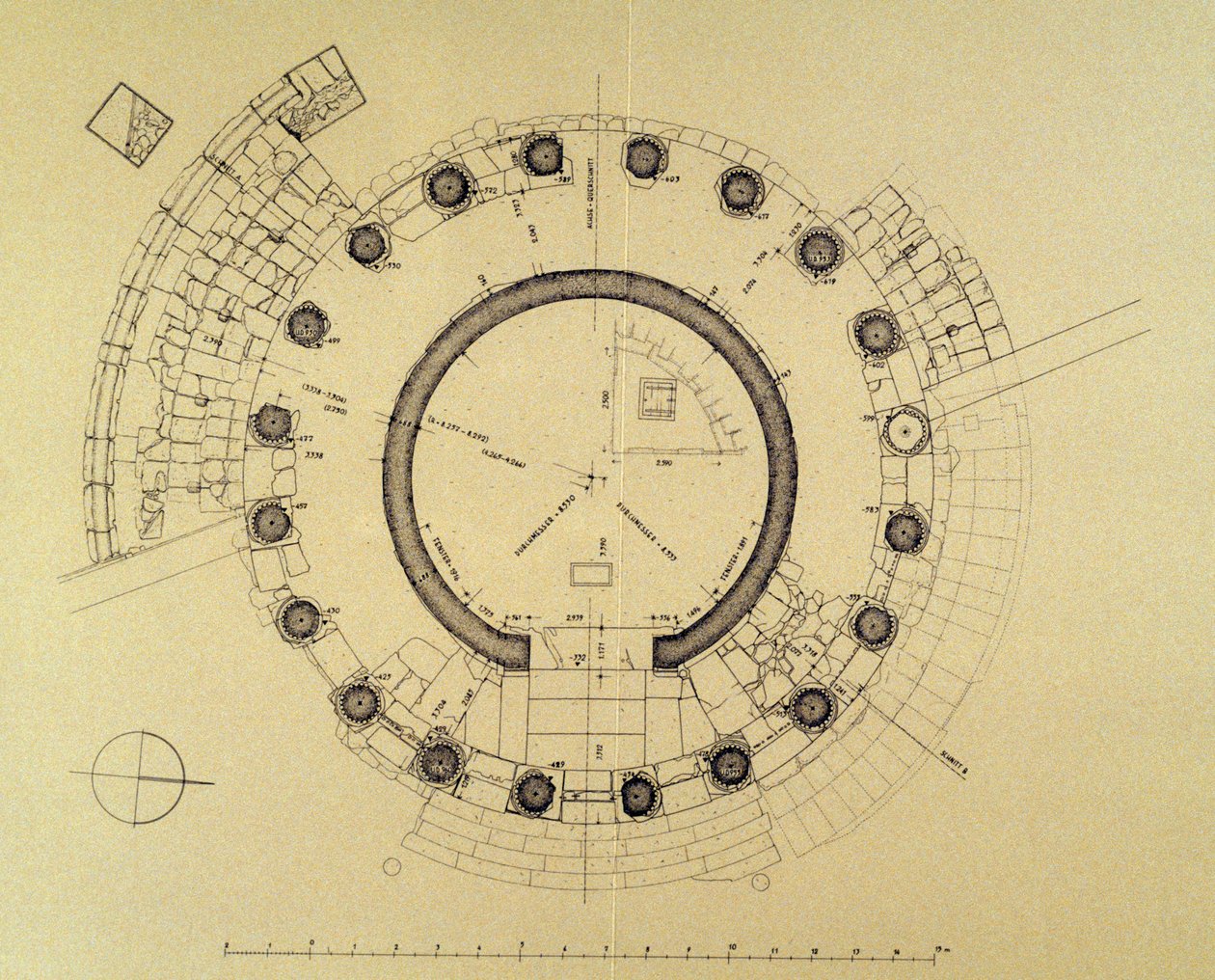 Plan kondygnacji Świątyni Westy lub Herkulesa Victora, autorstwa niemieckiego archeologa Friedricha Rakoba (1931-2007) (zdjęcie) autorstwa J.B. and Brown J. Rowbotham