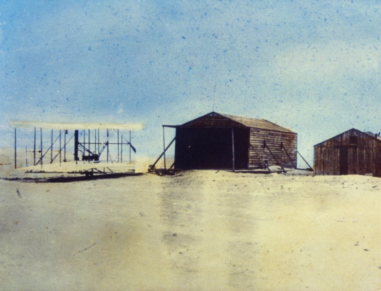 „Ulotka” i budynki obozowe z 1903 r., Kill Devil Hill, Karolina Północna autorstwa J.B. and Brown J. Rowbotham